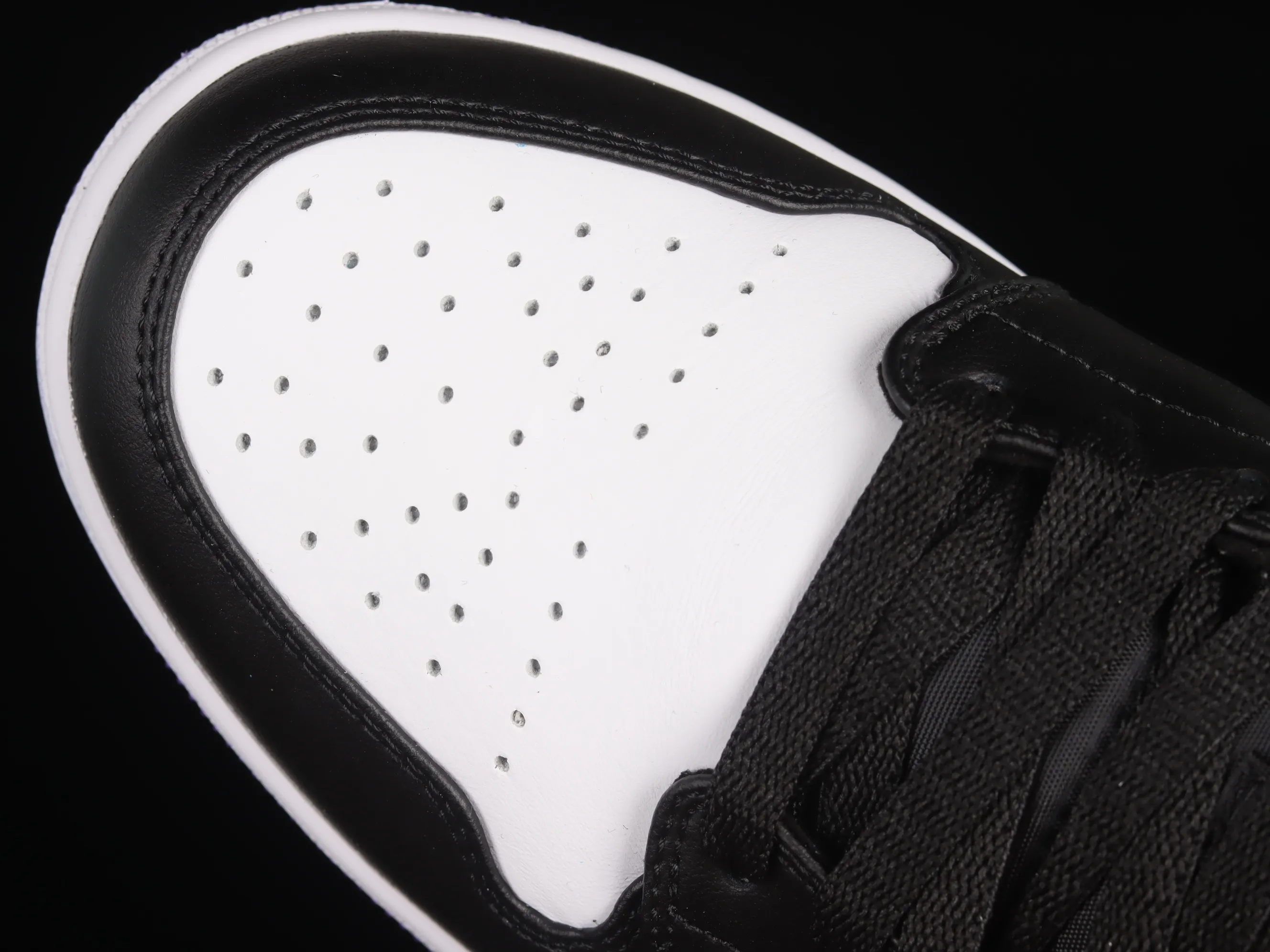 All categories Air Jordan Jordan series basketball shoes Air Jordan 1 Mid Air Jordan 1 Mid AJ1 Joe 1 black and white sports culture basketball shoes 554724-095